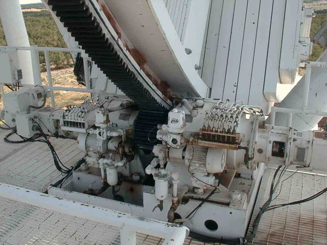 Photograph
    of the elevation drive motor